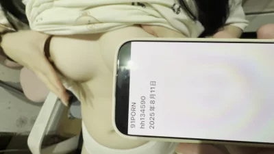 自拍认证，女友边写作业边揉奶子